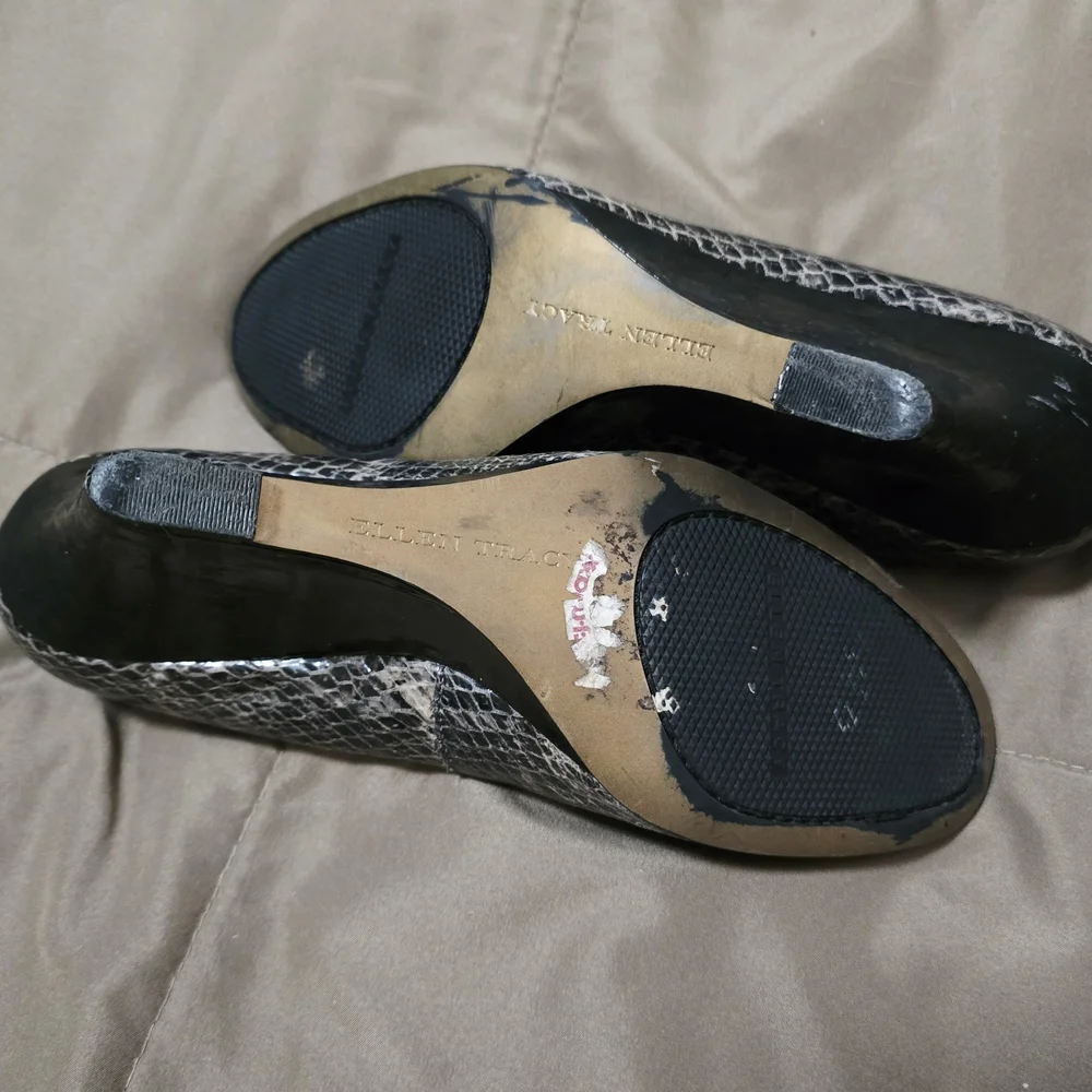 Ellen Tracy Women's Black Snakeskin Pumps